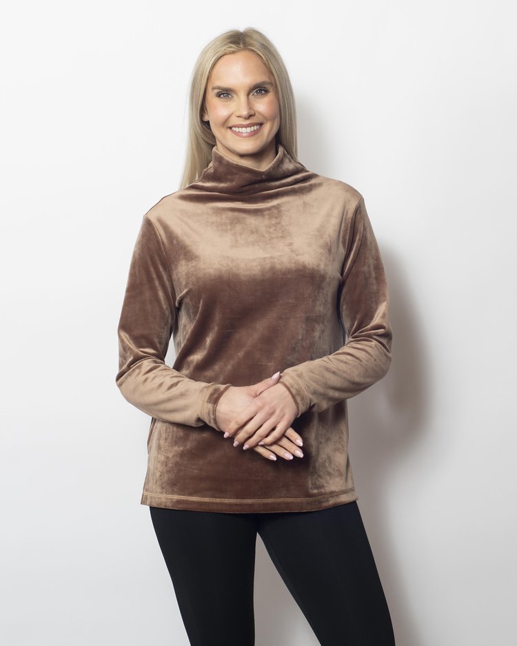 Snoskins Plush Microfleece V-Neck Pullover oversized fit, high low shaped hem Contrast Trim 82619-24F